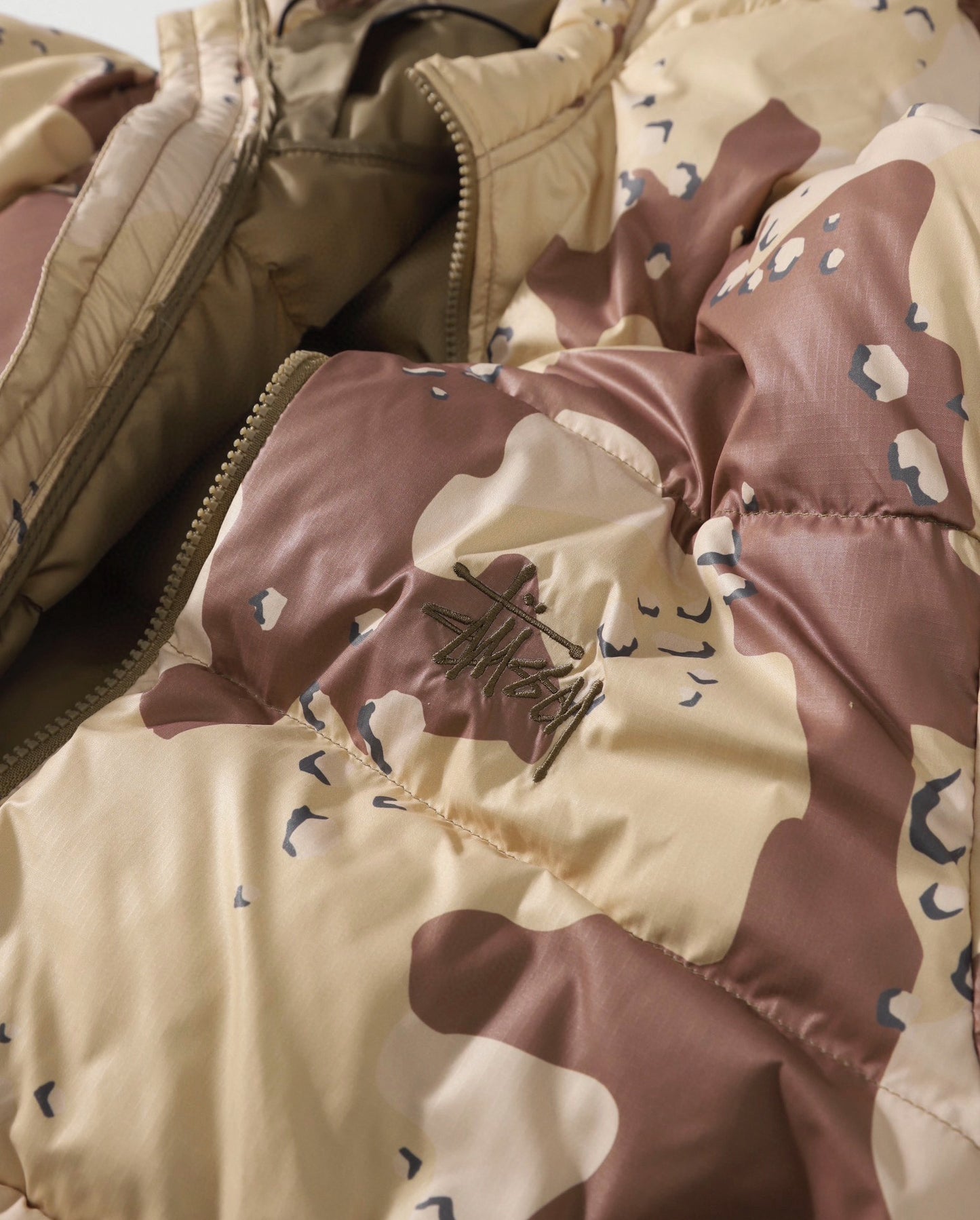 스투시 카모 립스탑 다운 파카 카키